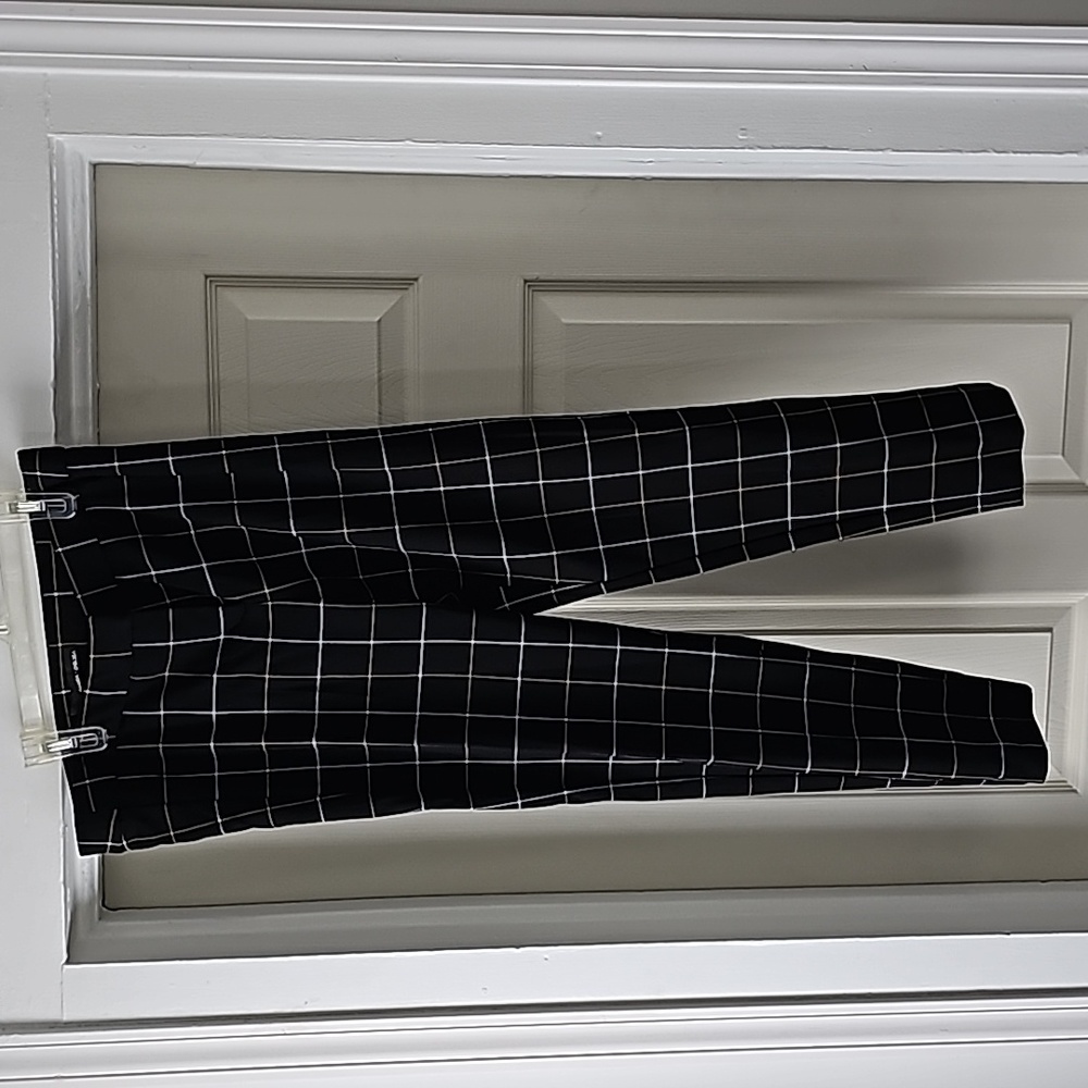 Amanda & Chelsea black patterned crop pant